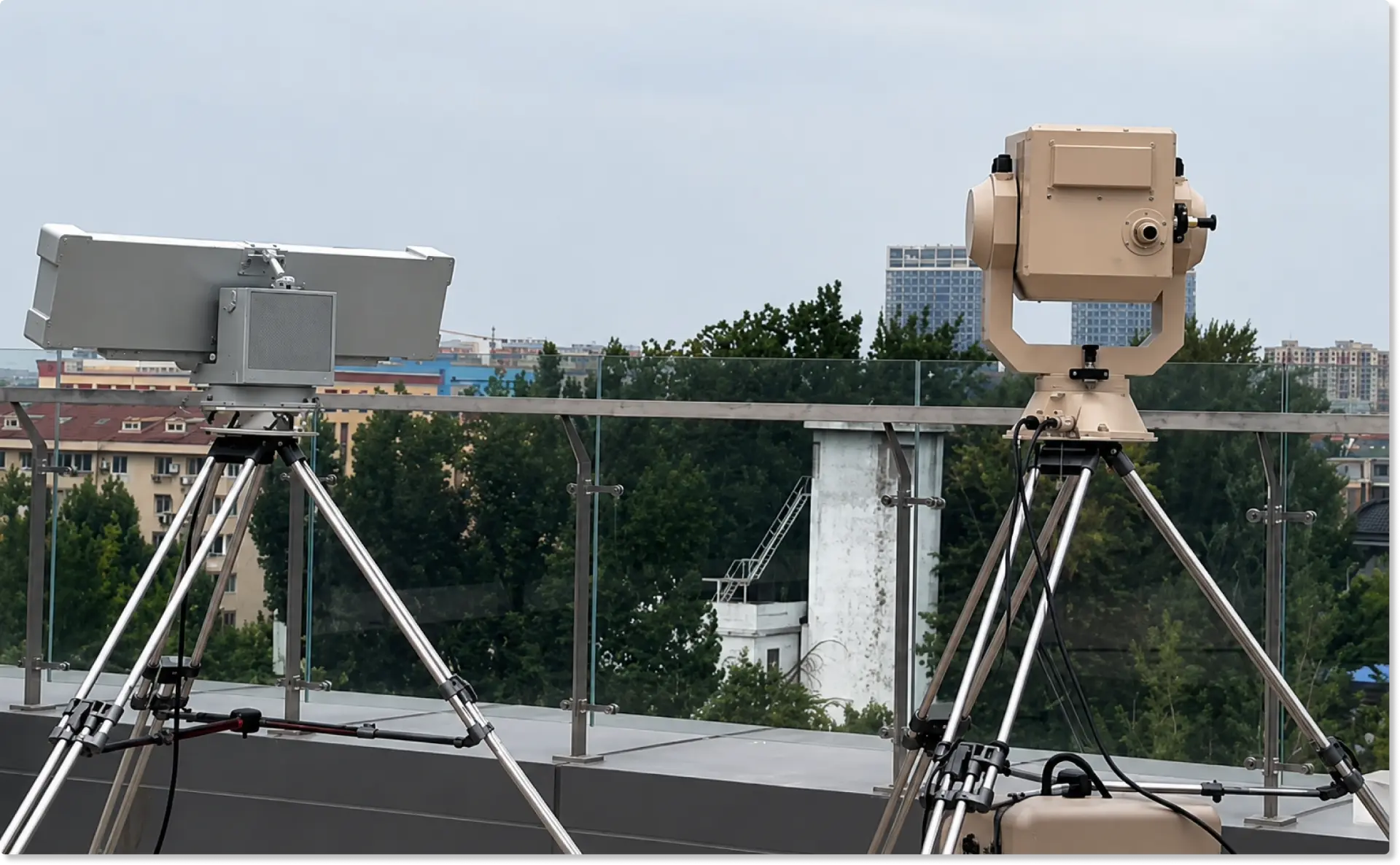 Radar dan turret laser terpasang di lapangan